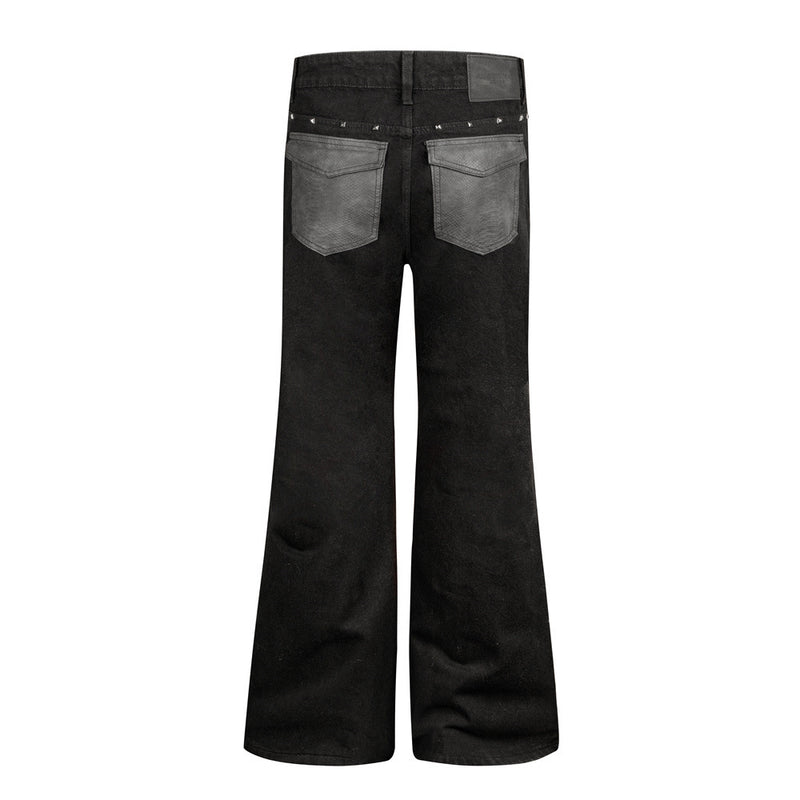 Jean flare noir homme avec détails cloutés et poches arrière en similicuir PU