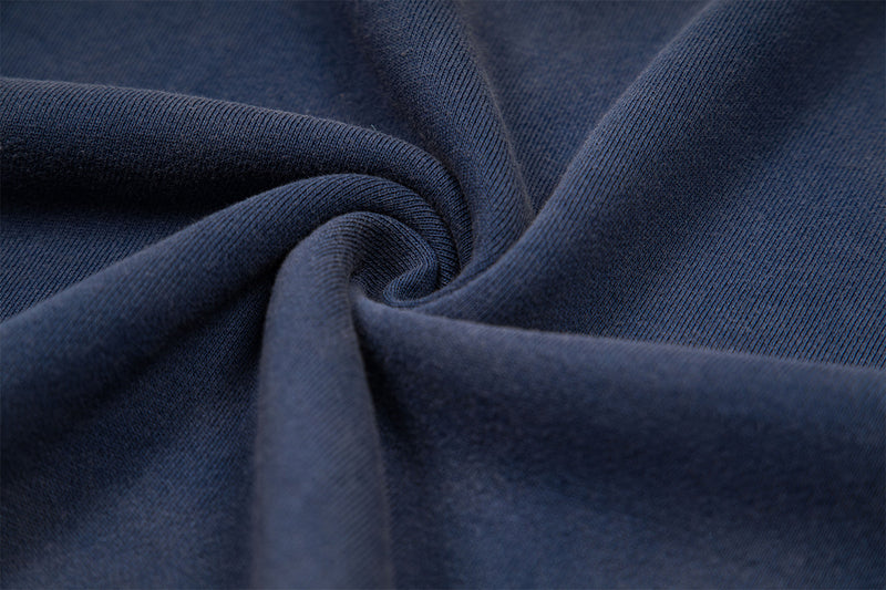 Sudadera de media cremallera con lavado desgastado, parche heráldico y estampado gótico — Azul marino
