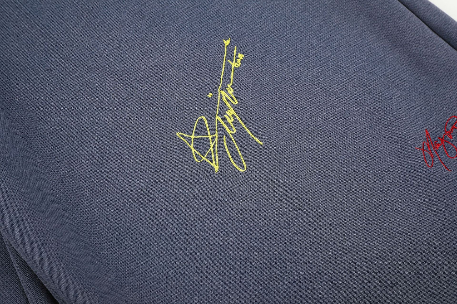 Pantalon de survêtement à jambes larges avec broderies graffiti signature et numéro 26