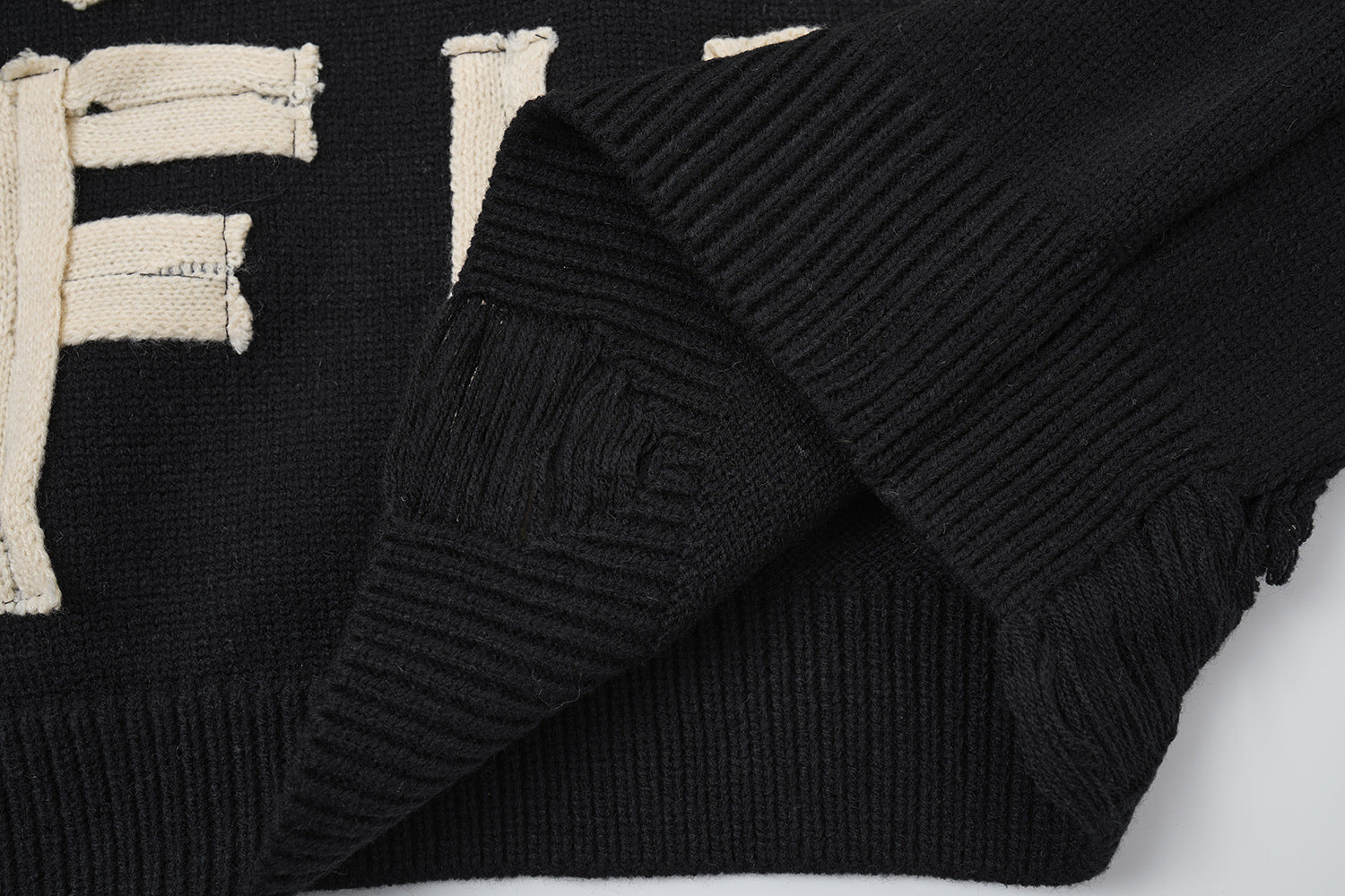 Pull col rond oversize en maille usée avec motif de lettres appliquées