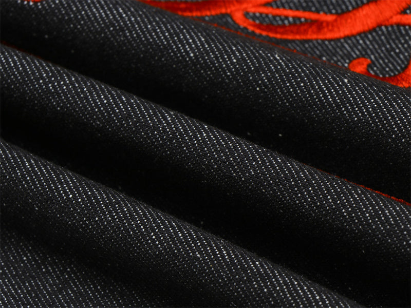 Herren-Flare-Jeans in Schwarz mit roter Script-Stickerei – Wide Leg aus Raw Denim