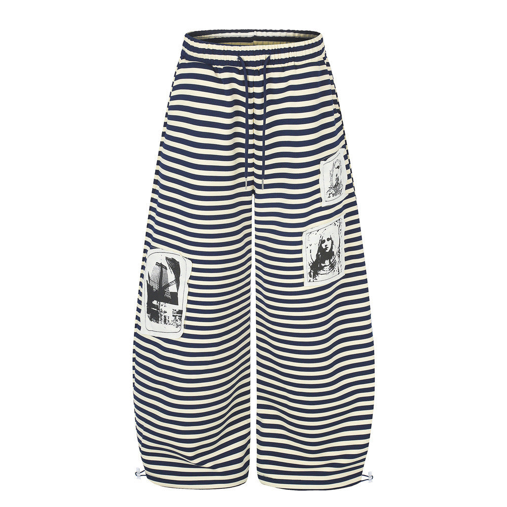 Wide-Leg-Hose für Herren mit Streifen und grafischen Patch-Applikationen im marineblauen und cremefarbenen Querstreifenmuster