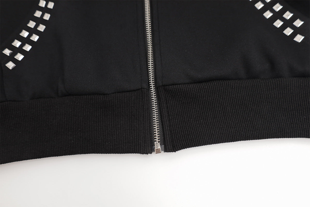 Sweat à capuche zippé court avec capuche cloutée et broderie croix