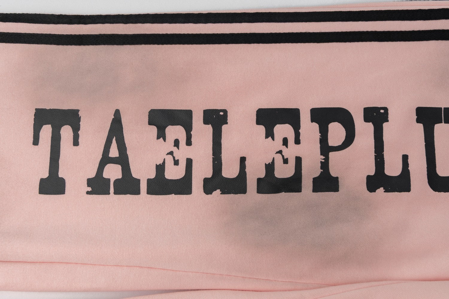 Pantalon de survêtement wide leg – Rose délavé avec bande latérale et écusson brodé