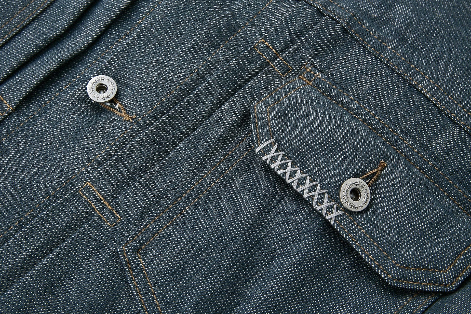 Veste boxy en jean délavé – Plis poitrine, col italien, coupe workwear raccourcie