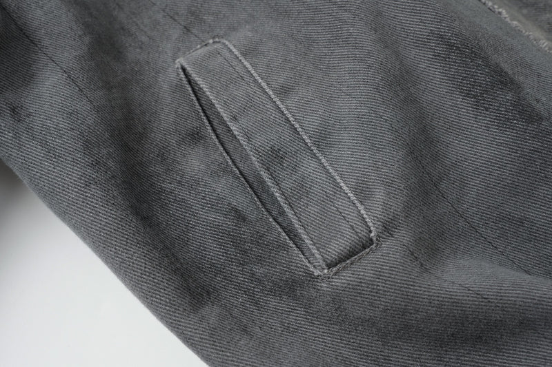 Veste bomber en jean délavé déconstruite à empiècement croisé et coutures effilochées