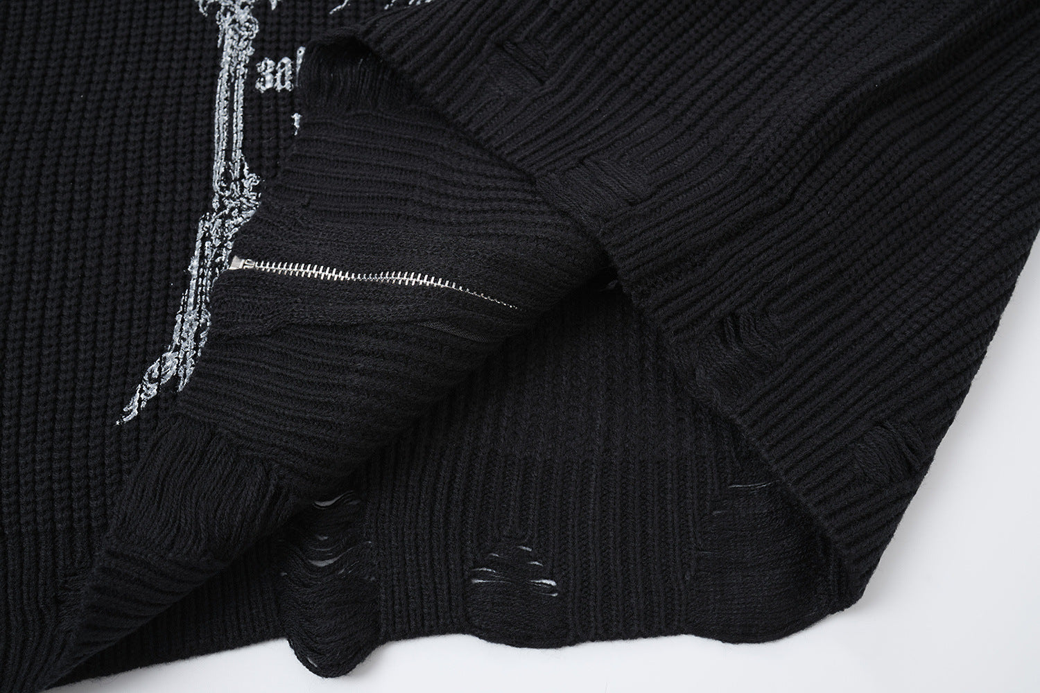 Pull col montant zippé en maille gothique à croix imprimée et effet usé