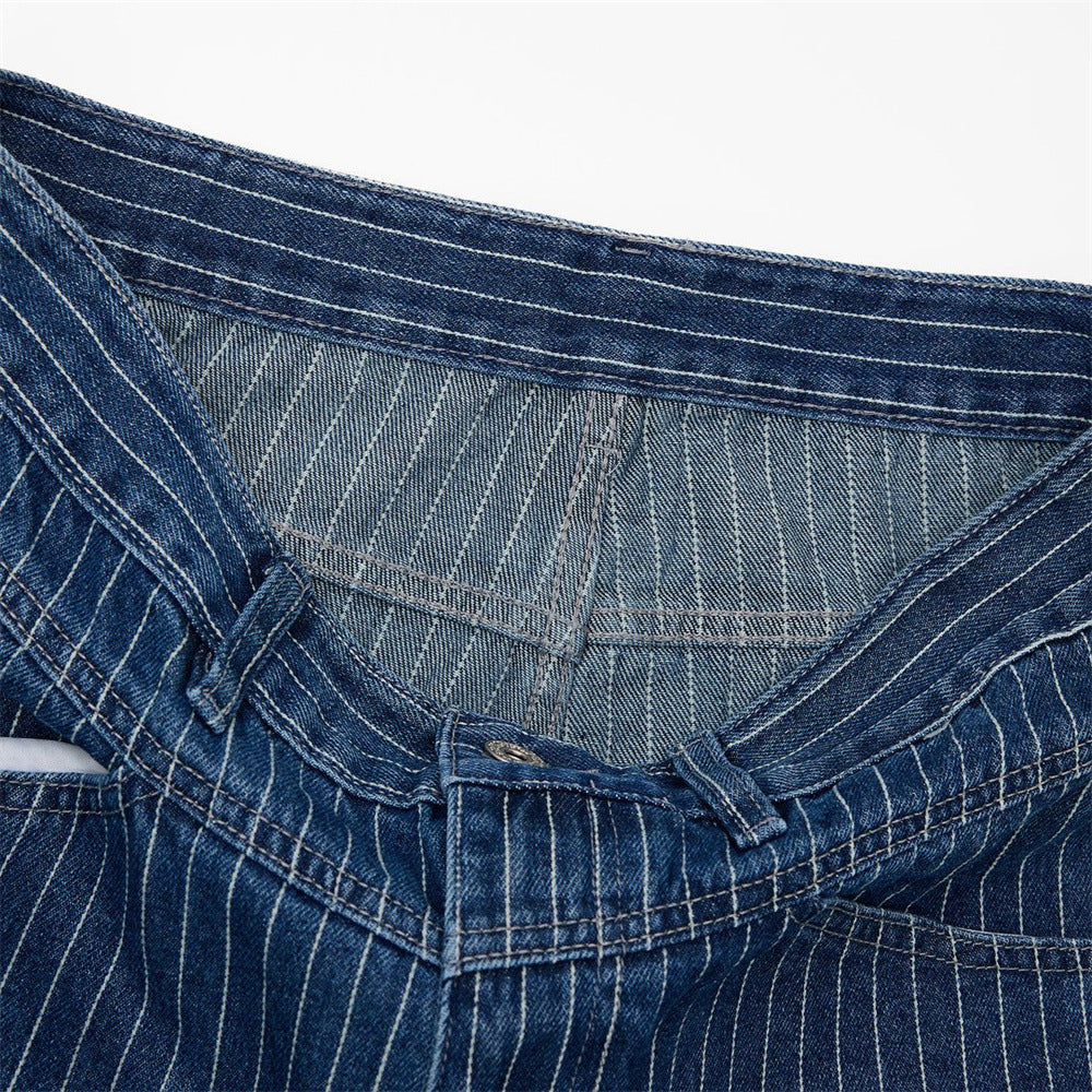 Jean droit à jambes larges à fines rayures pour homme avec broderie script