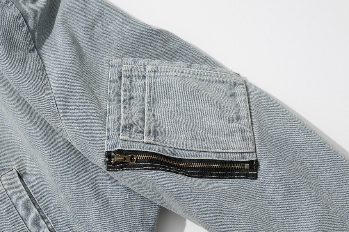 Herren-Bomberjacke aus hellblauem Denim mit Kunstfellkapuze