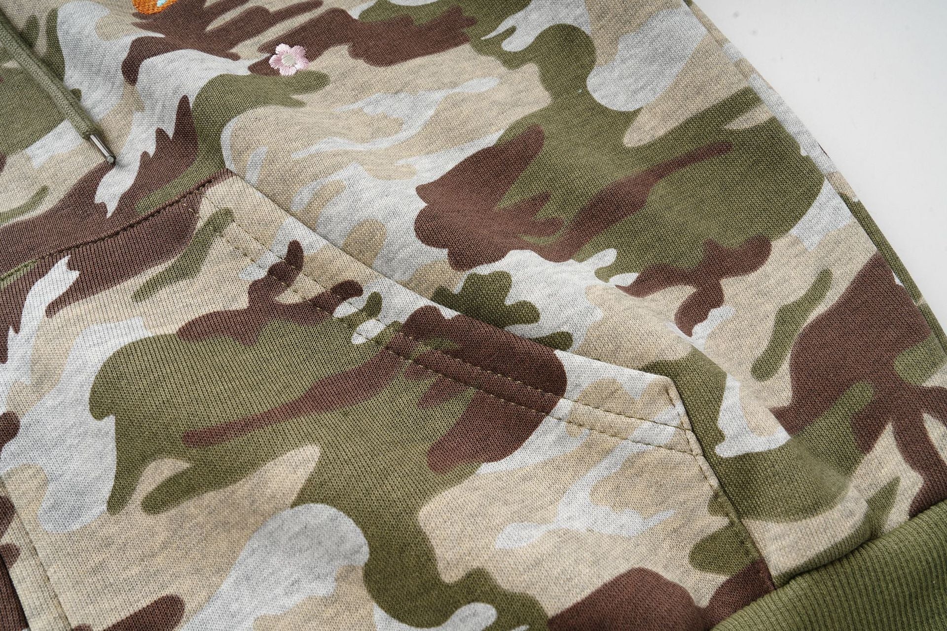 Sweat à capuche zippé camouflage avec broderies florales – Sweat-shirt streetwear oversize