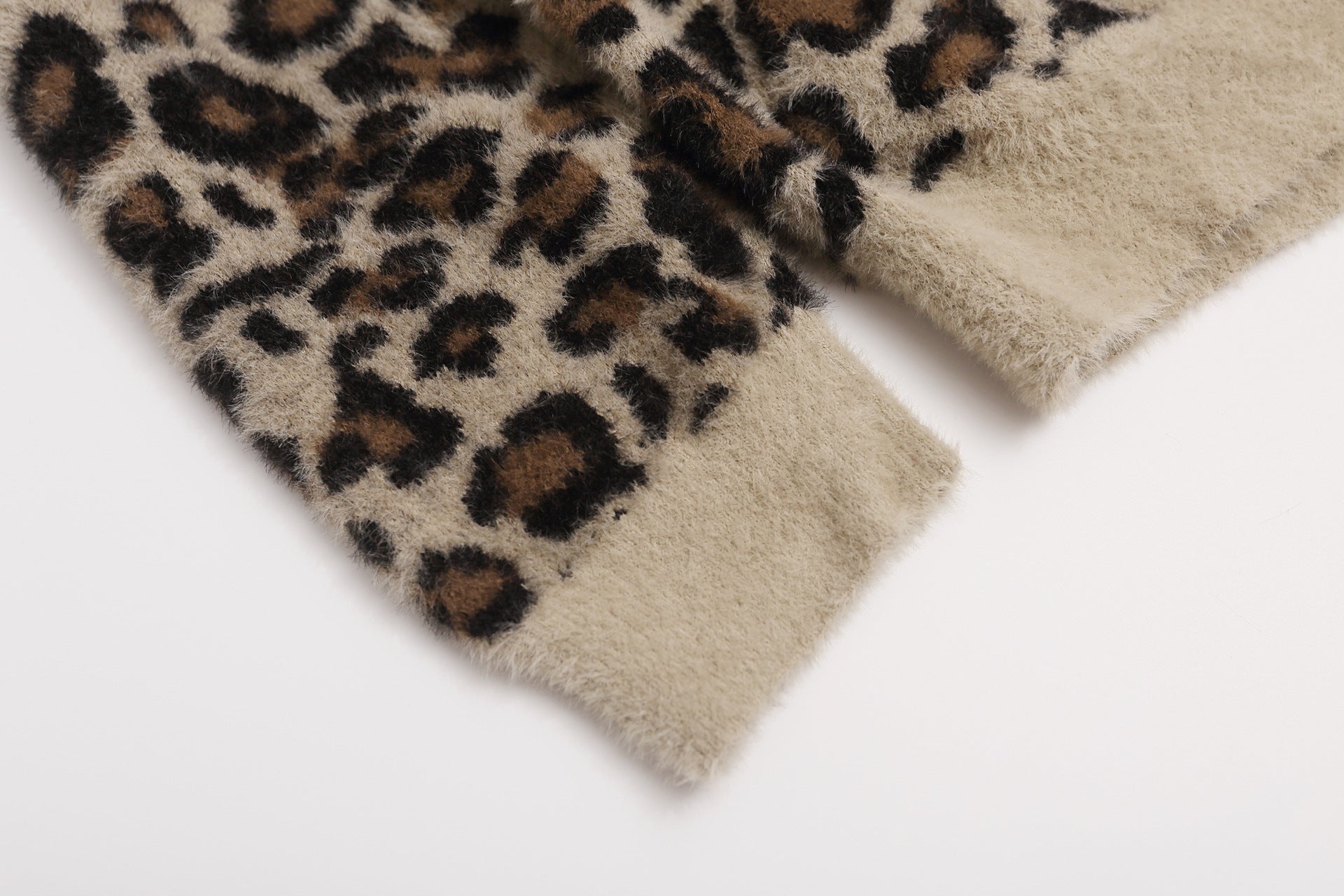 Zip-Jacke aus Leo-Fleece – Oversized-Fuzzy-Bomber mit Fronttaschen