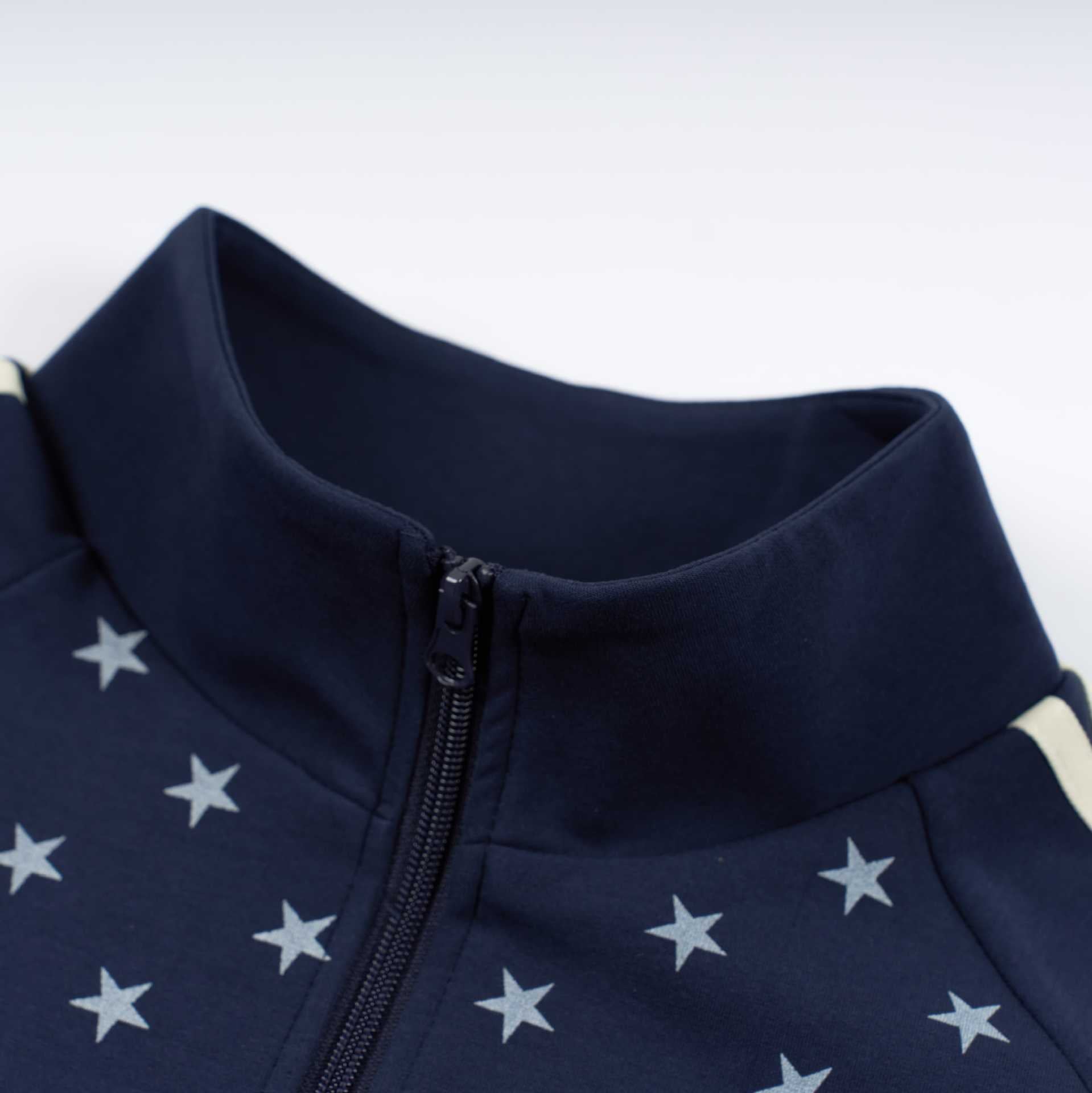 Chaqueta Deportiva con Estrellas – Cremallera Completa, Cuello Alto y Rayas Laterales