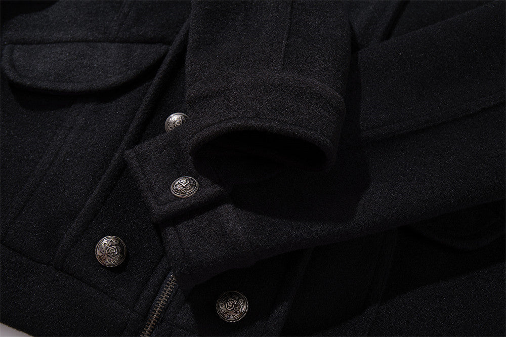 Chaqueta corta negra de estilo militar para hombre con botones metálicos cruzados