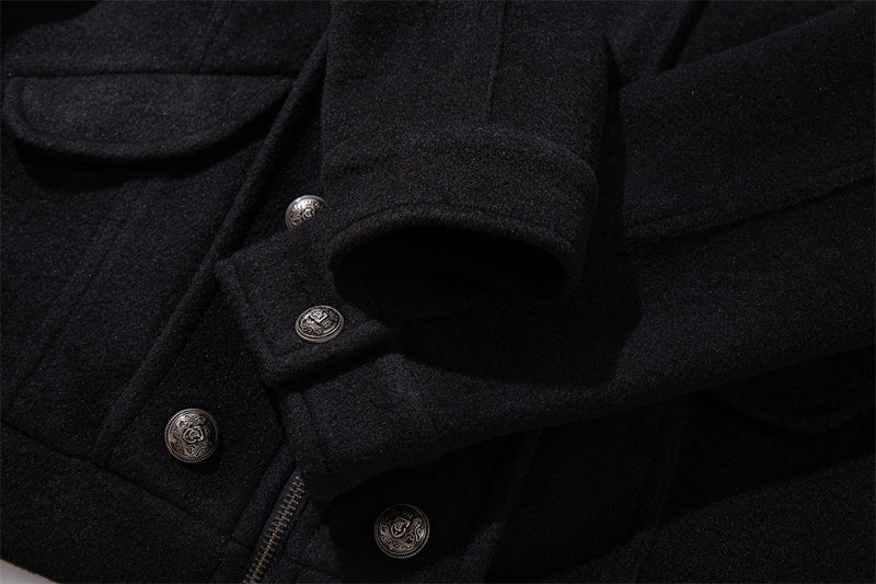 Chaqueta corta negra de estilo militar para hombre con botones metálicos cruzados