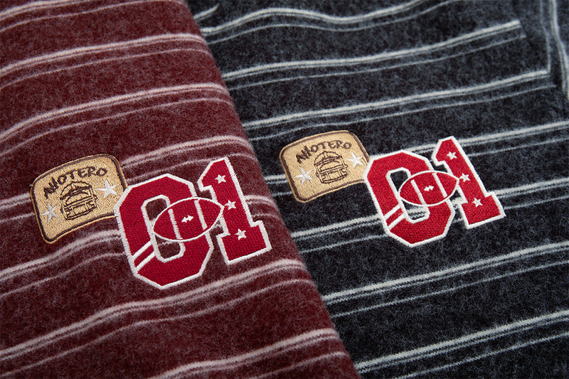 Sudadera de rayas con cremallera y parches varsity – Cárdigan retro americano de felpa