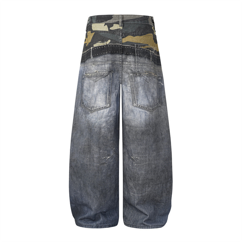 Jean large homme déchiré avec empiècement camouflage, clous et ceinture