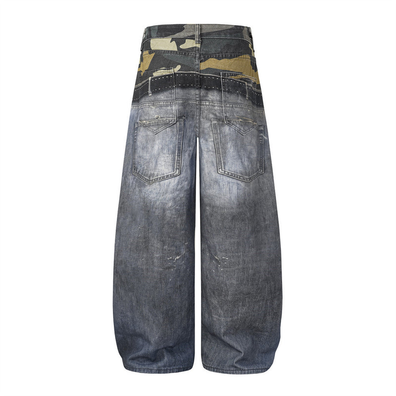 Jean large homme déchiré avec empiècement camouflage, clous et ceinture