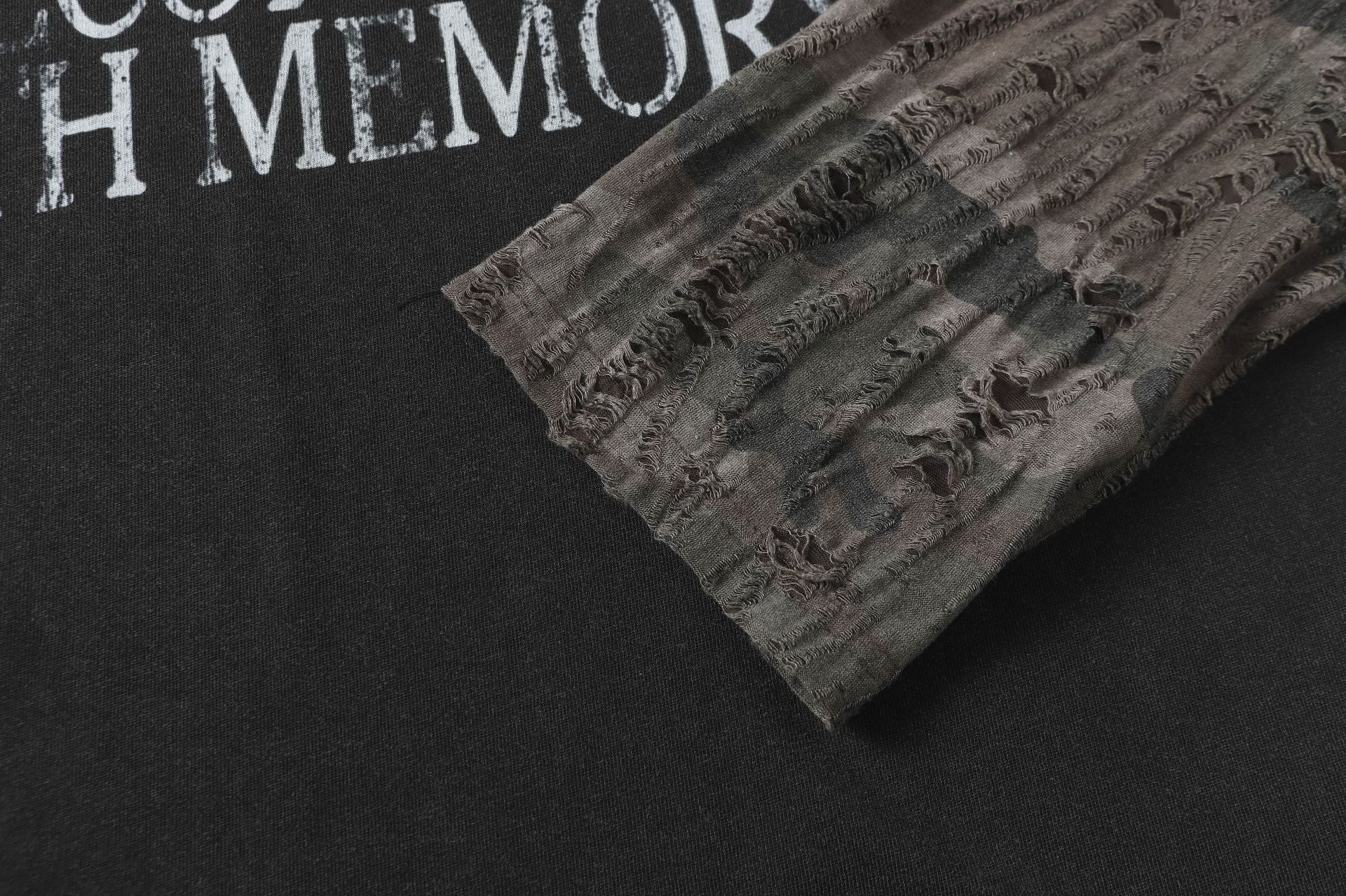 T-shirt manches longues à manches camouflage usées, effet deux pièces – Streetwear noir délavé