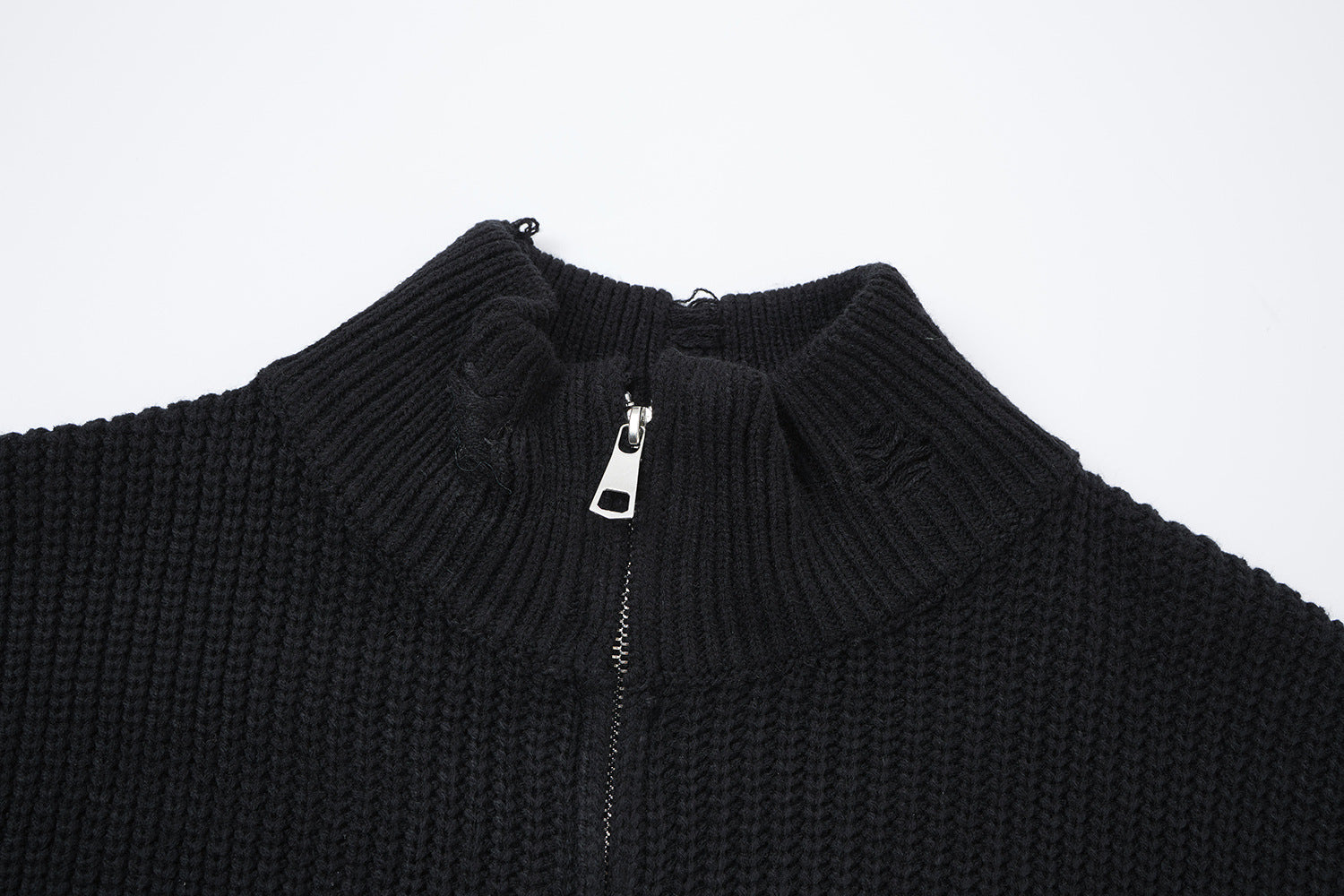 Pull col montant zippé en maille gothique à croix imprimée et effet usé