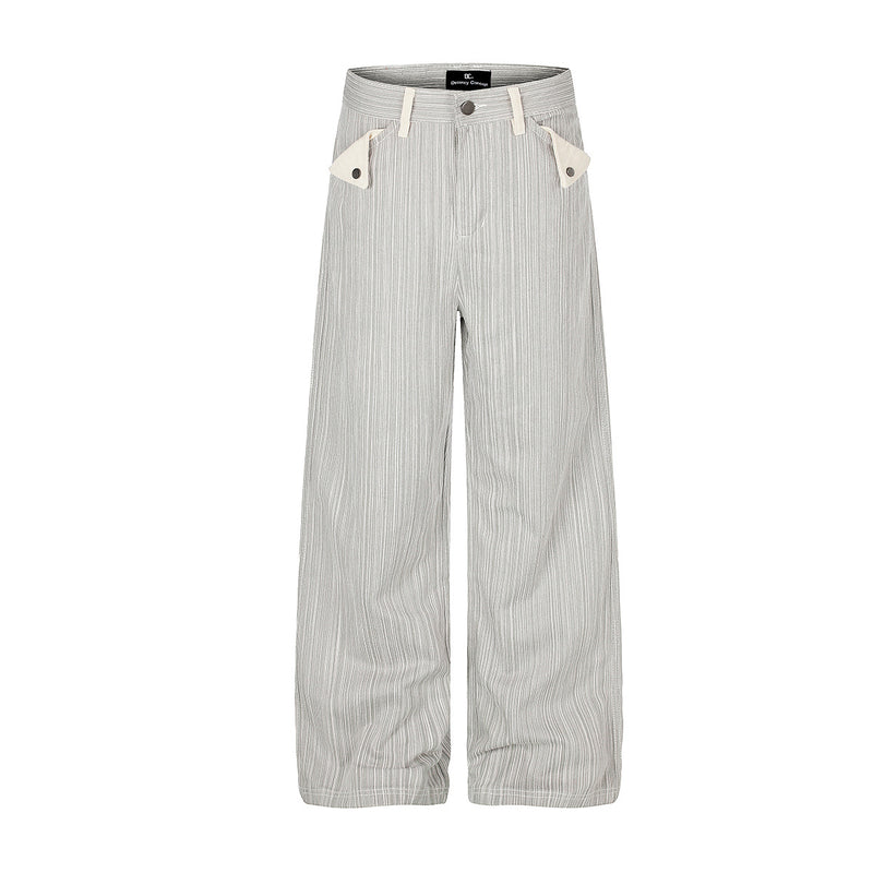 Graue Jeans mit weitem Bein und Nadelstreifen, cremefarbenen Kontrastdruckknopftaschen vorn und Nieten-Patchtaschen hinten, Vorder- und Rückansicht