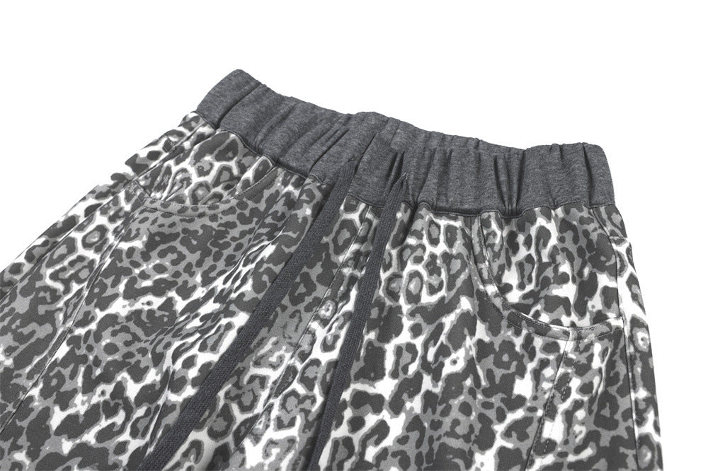 Pantalon de survêtement homme à jambes larges – Imprimé léopard gris avec broderie au dos