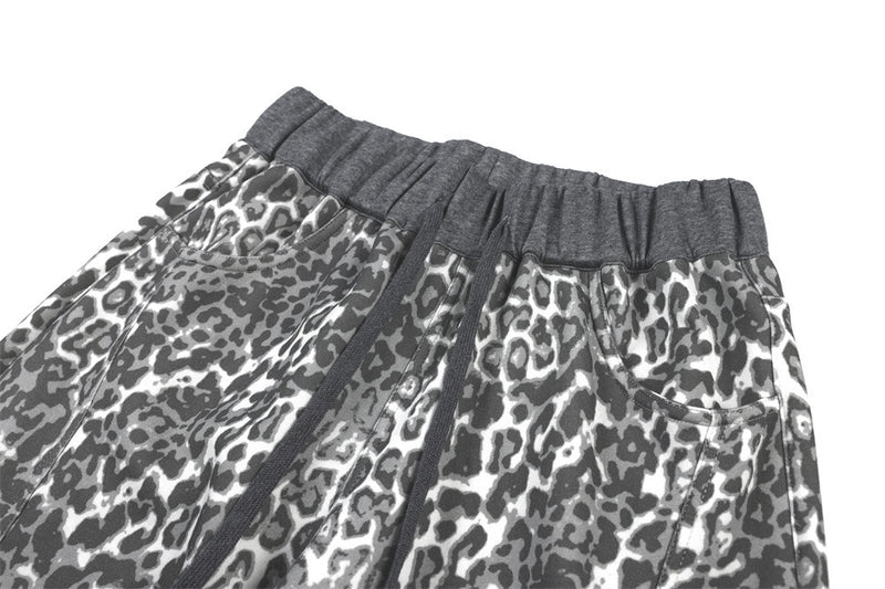 Pantalon de survêtement homme à jambes larges – Imprimé léopard gris avec broderie au dos