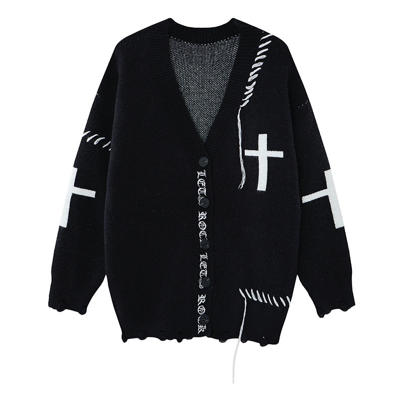 Cardigan-pull homme oversize noir en maille à col V avec motif de croix blanche, broderie de lettres gothiques sur la patte de boutonnage et effet usé