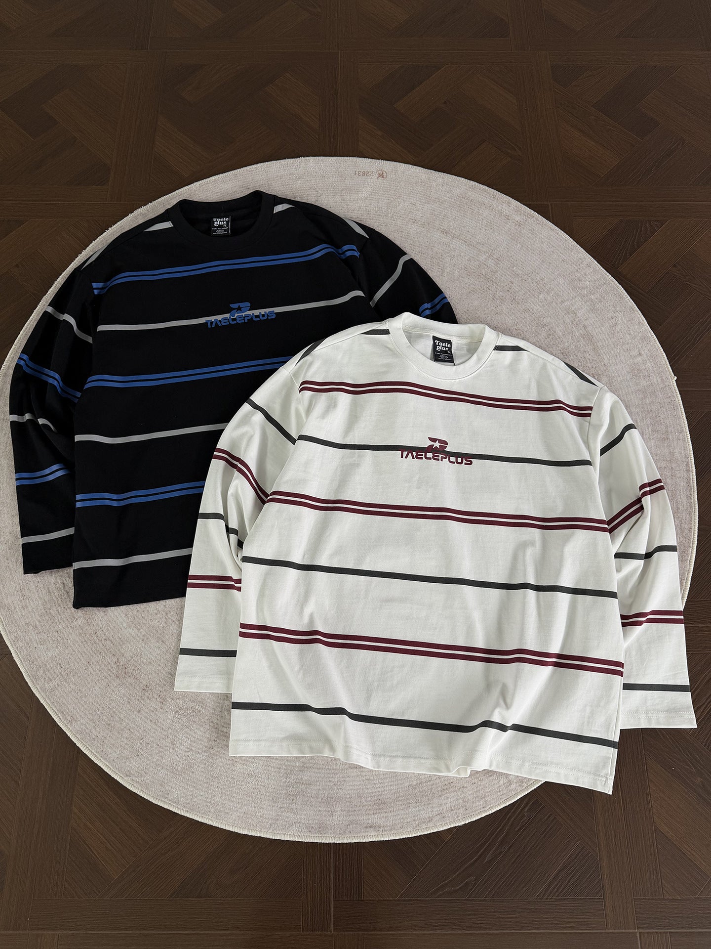 T-shirt oversize rayé à manches longues et col cheminée – Rouge et blanc / Noir et bleu