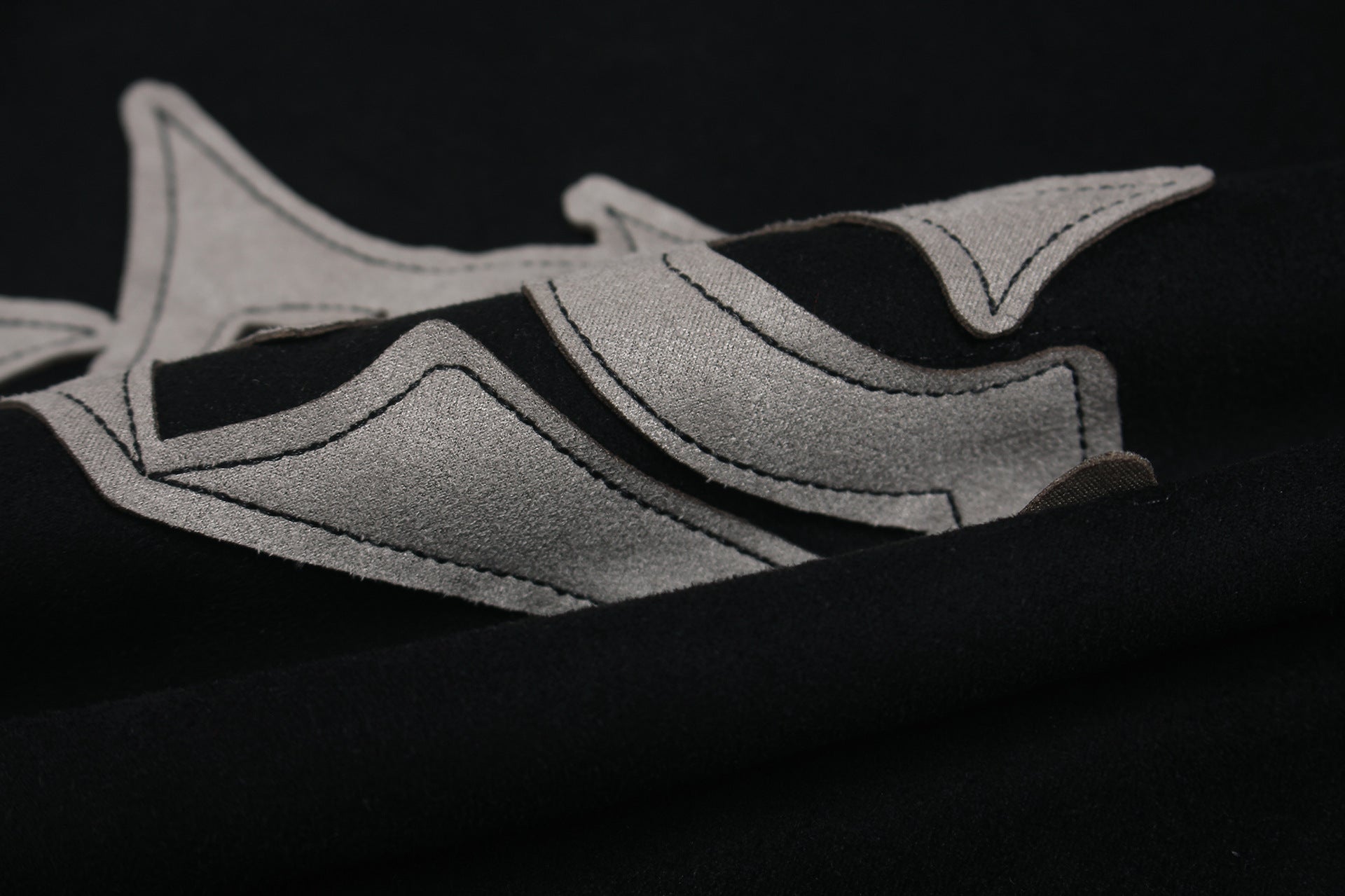 Langarmshirt aus velourslederartigem Material im Colorblock-Design mit Graffiti-Patch-Logo