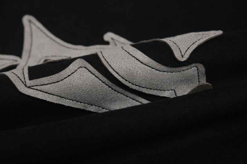 Langarmshirt aus velourslederartigem Material im Colorblock-Design mit Graffiti-Patch-Logo