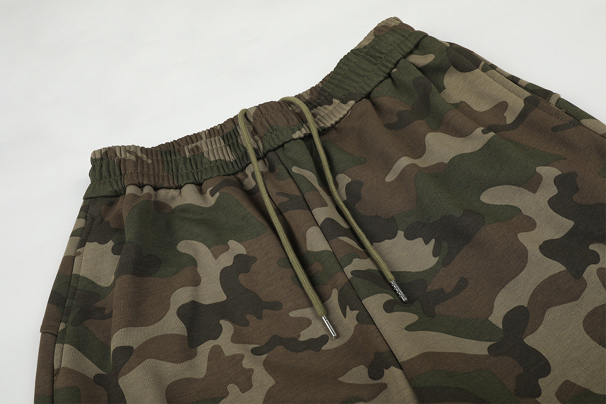 Camo-Wide-Leg-Jogginghose mit Graffiti-Schriftprint und Farbspritzern