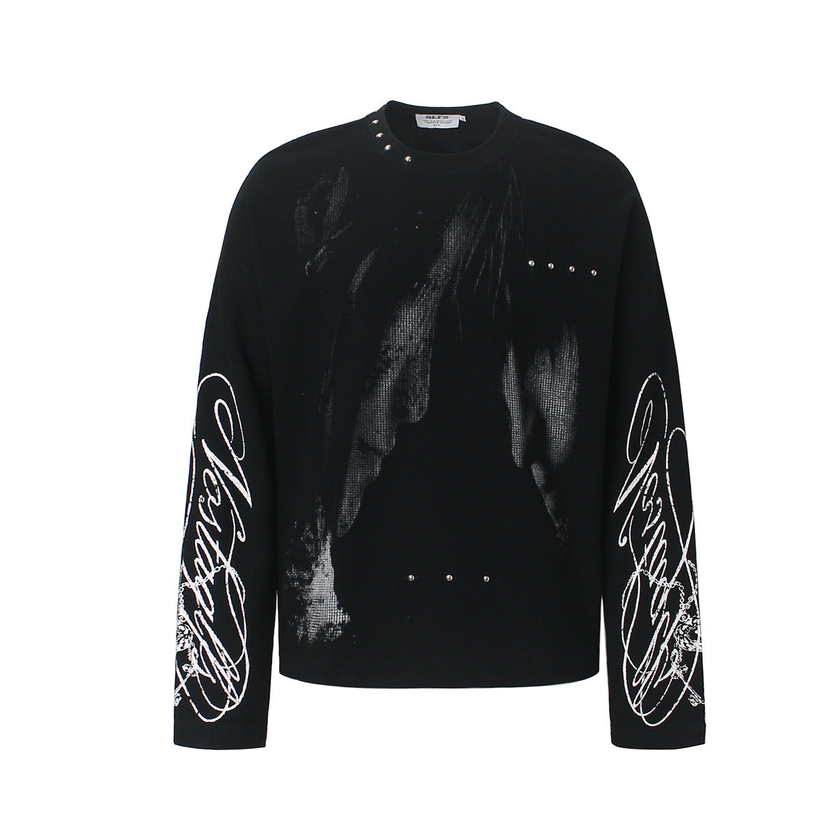T-shirt graphique noir oversize à manches longues, avec portrait imprimé en trame, détails ornés de rivets argentés et broderie blanche en lettrage cursif sur la manche