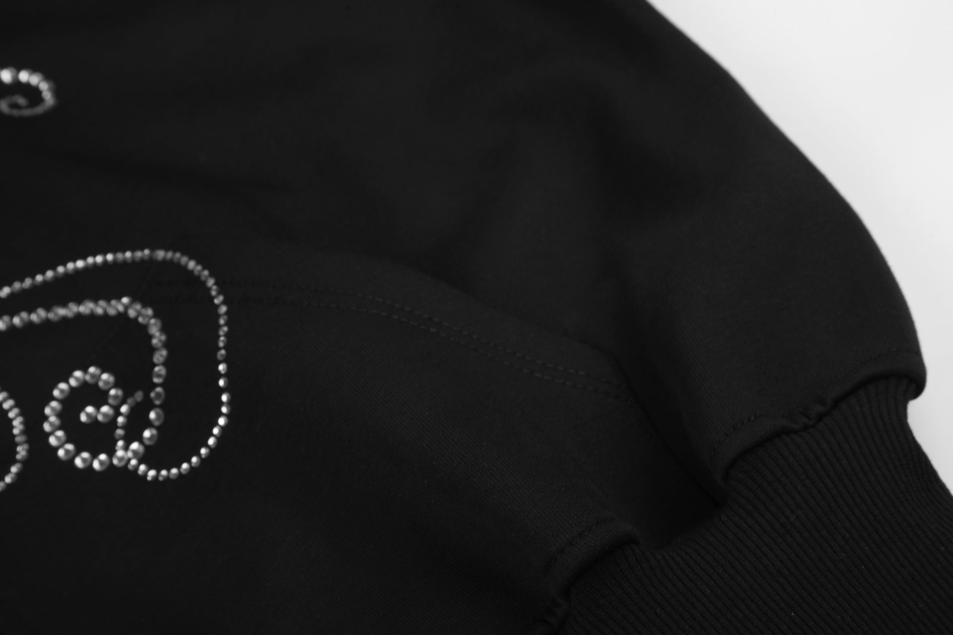 Hoodie zippé court à strass et motif arabesque – Noir