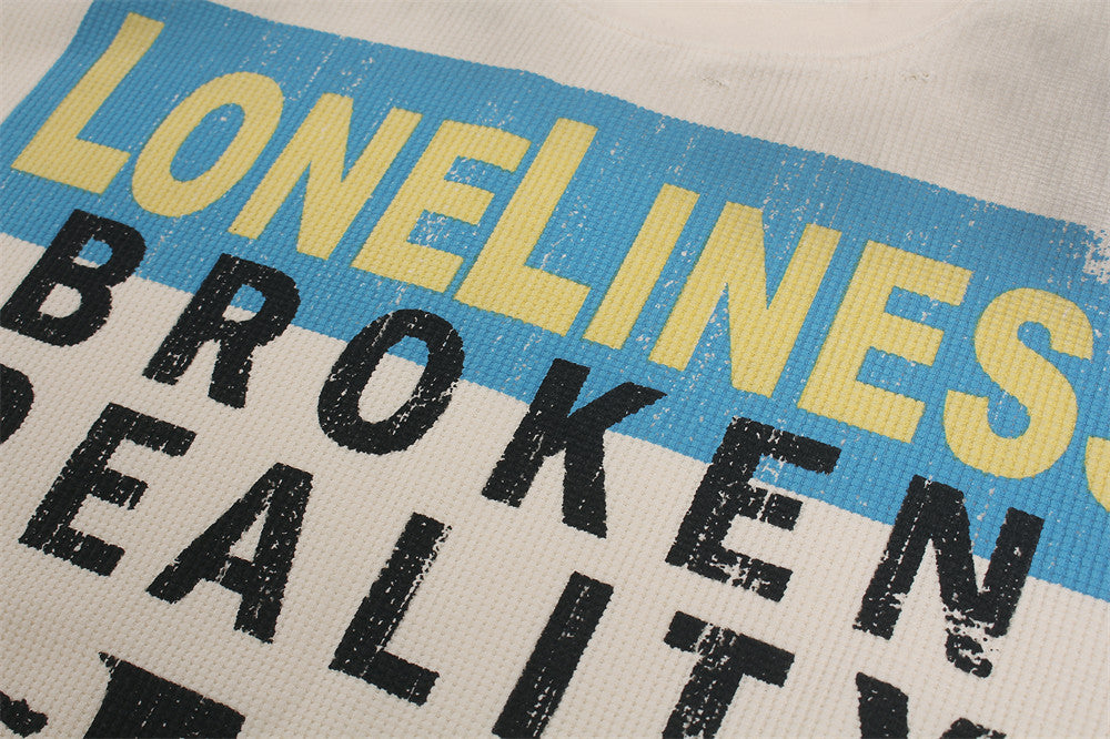 Herren-Langarmshirt aus Waffelstrick mit Grafik – „Loneliness Broken Reality“-Print