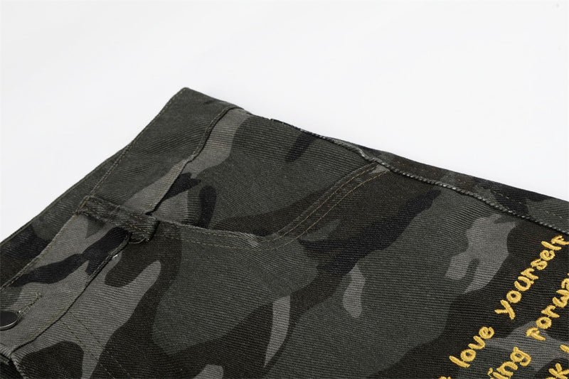 Men's Wide-Leg Camo Cargo Shorts with Bandana Detail & Multi-Pocket