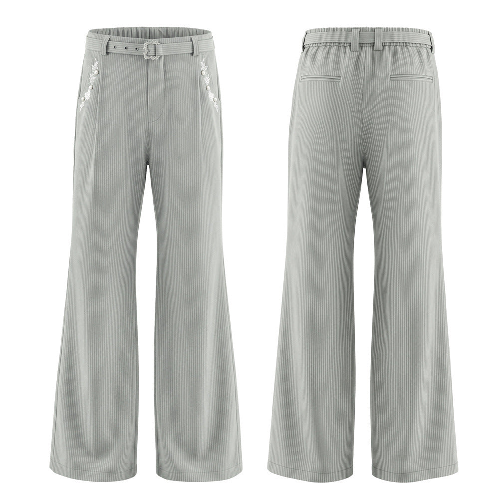 Pantalon homme gris à fines rayures et jambes larges, avec broderies florales, clous perlés et ceinture assortie — vue de face et de dos