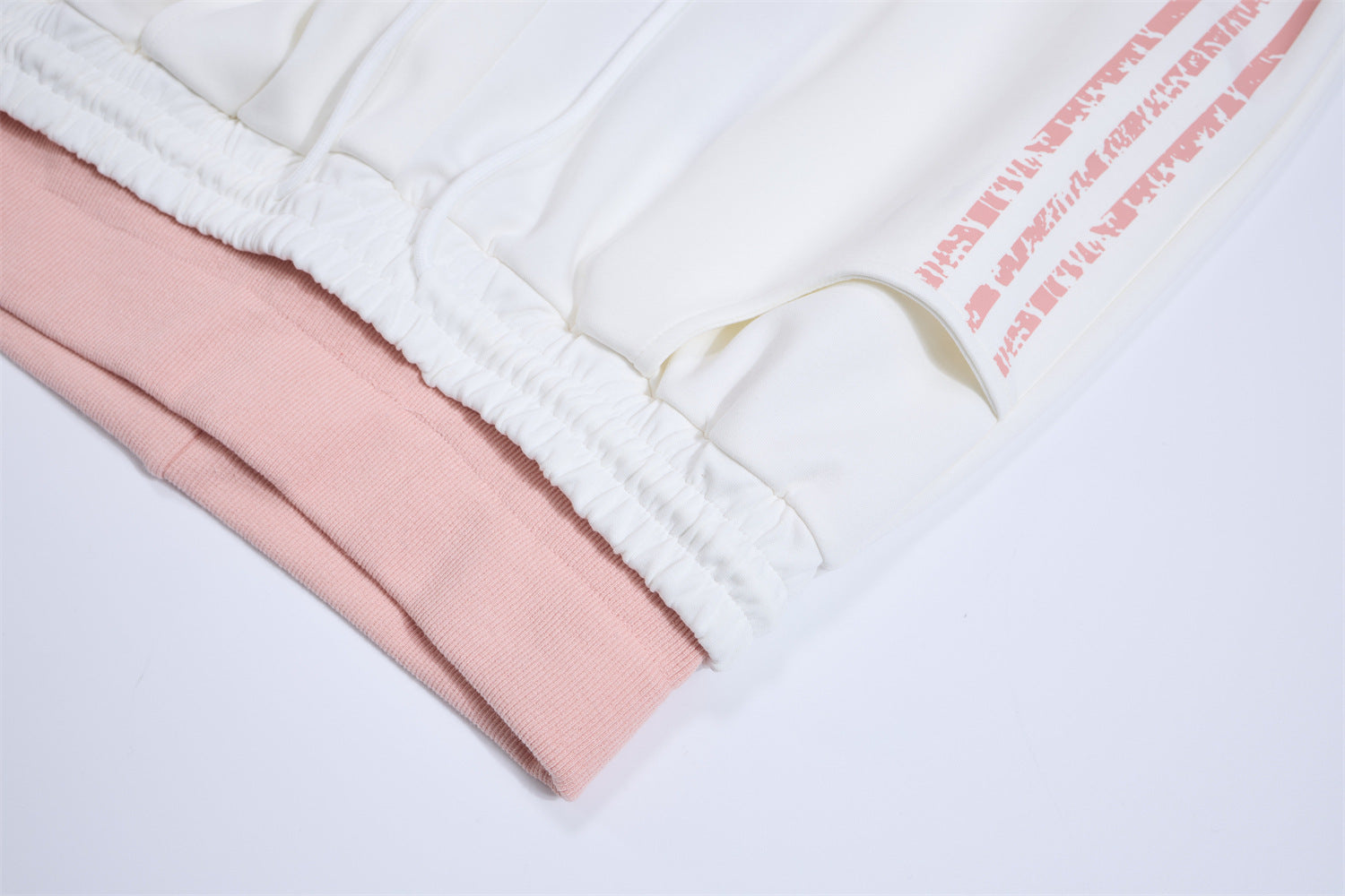 Pantalones de chándal de pierna ancha con estampado gráfico varsity y cintura rosa en contraste