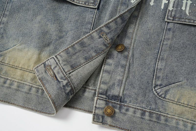 Veste en denim délavé et usé à lettrage Old English – Coupe workwear droite