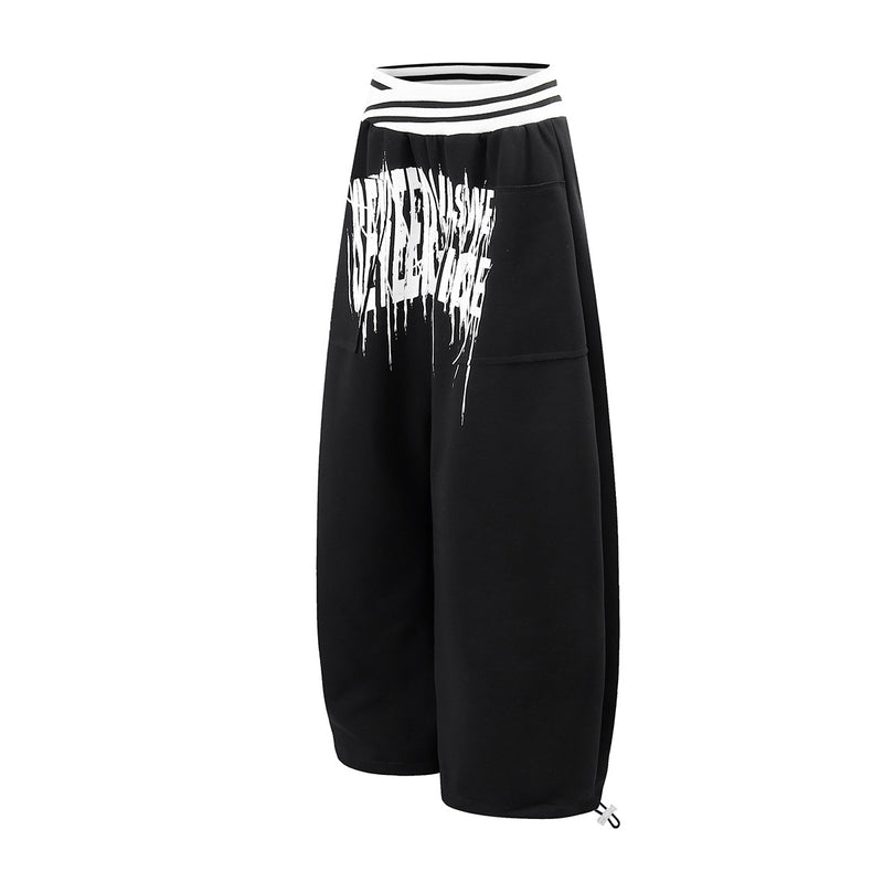 Jogginghose mit weitem Bein zum Hineinschlüpfen, gestreiftem Bund und Gothic-Grafikprint