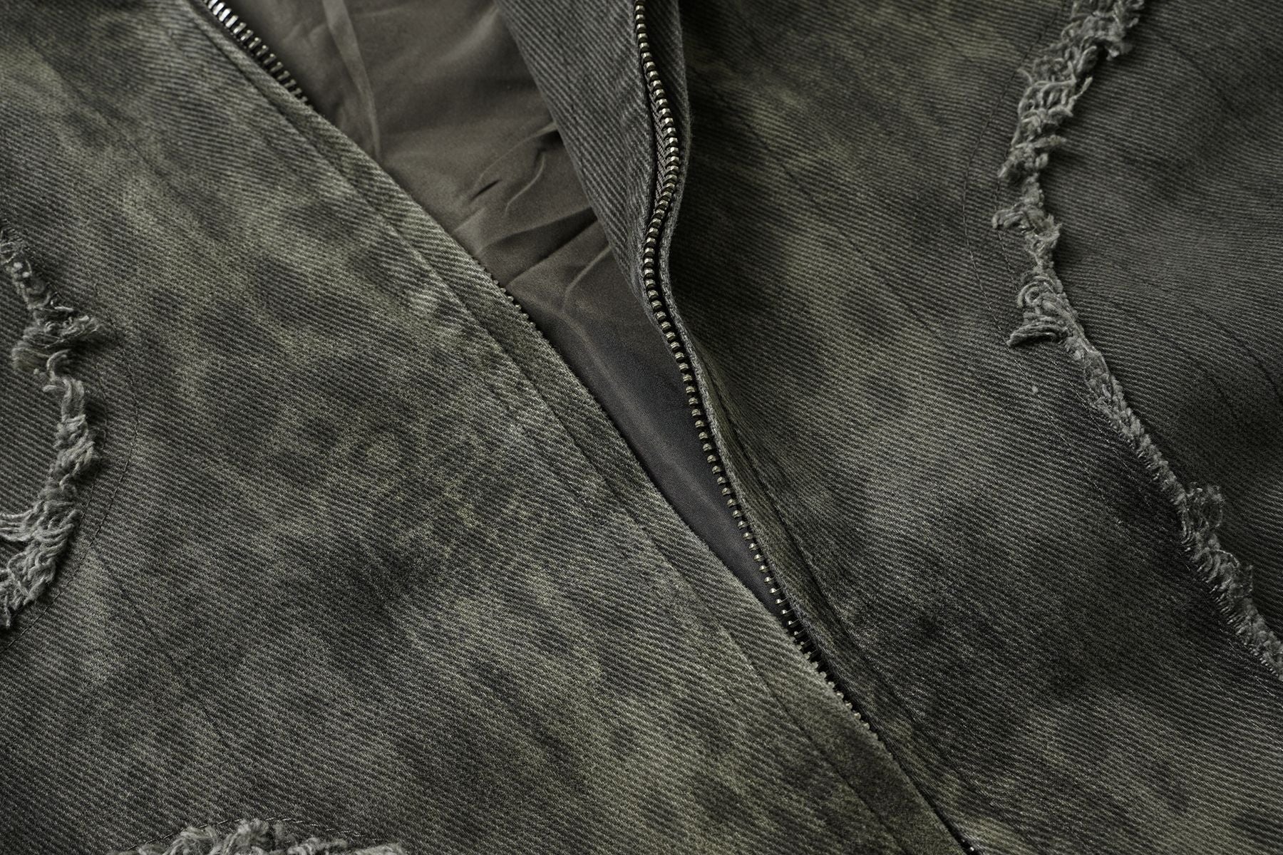 Veste bomber en jean délavé déconstruite à empiècement croisé et coutures effilochées