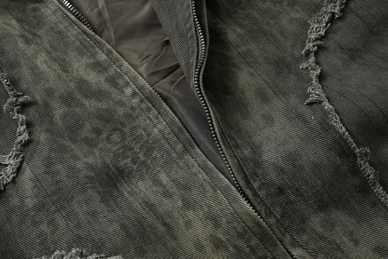 Veste bomber en jean délavé déconstruite à empiècement croisé et coutures effilochées