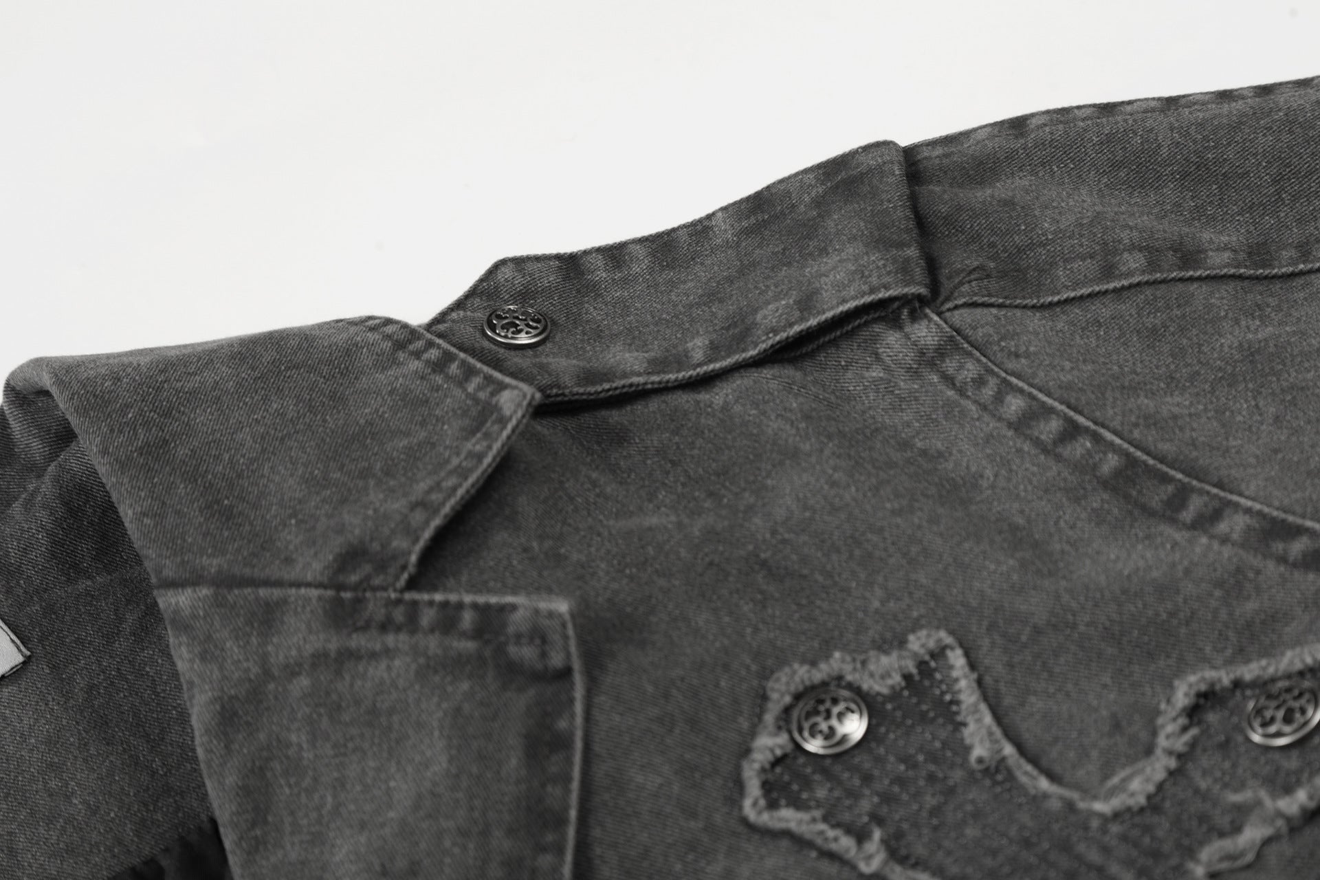 Veste biker en denim délavé avec écusson croix et rivets – Gris anthracite