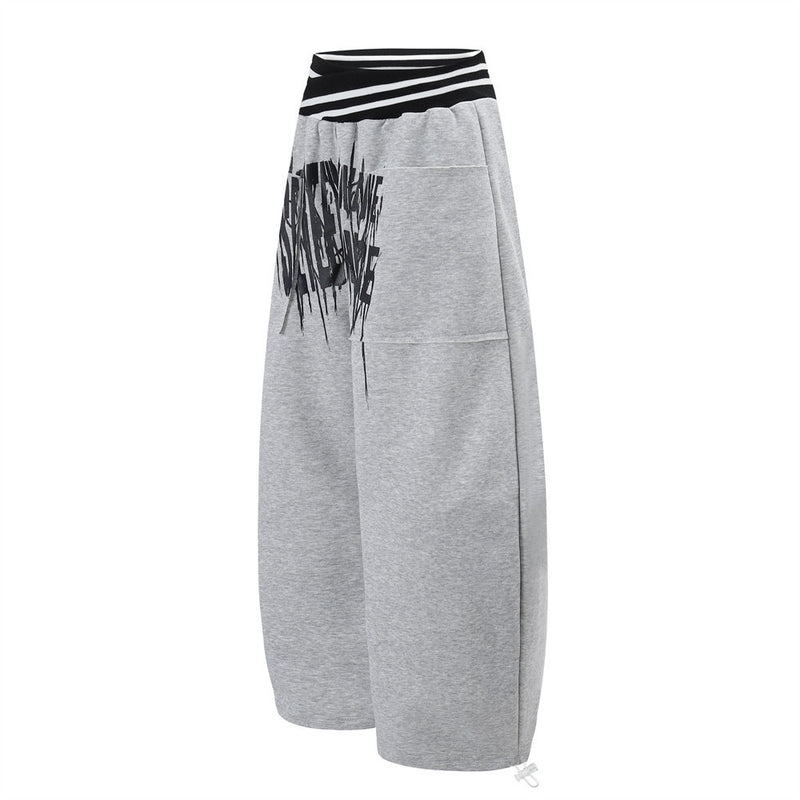 Pantalon de survêtement large à lettrage graffiti avec ceinture croisée contrastante à rayures