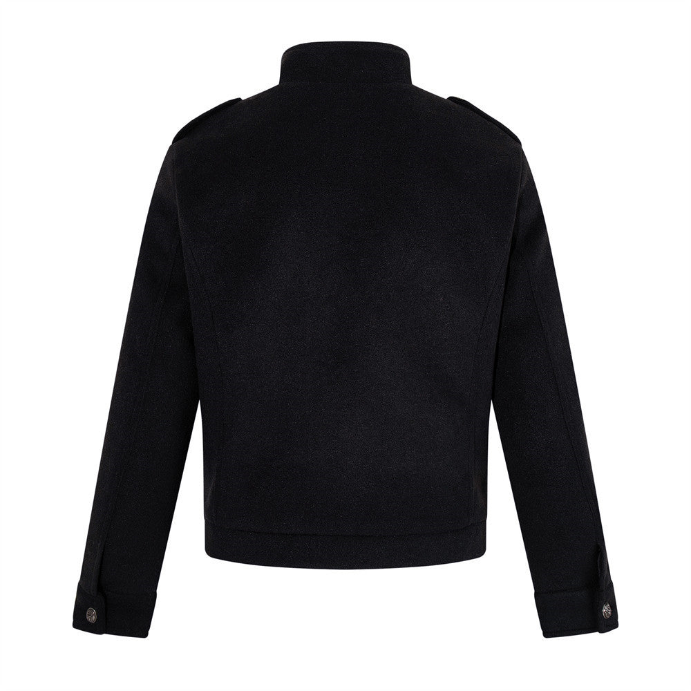 Chaqueta corta negra de estilo militar para hombre con botones metálicos cruzados