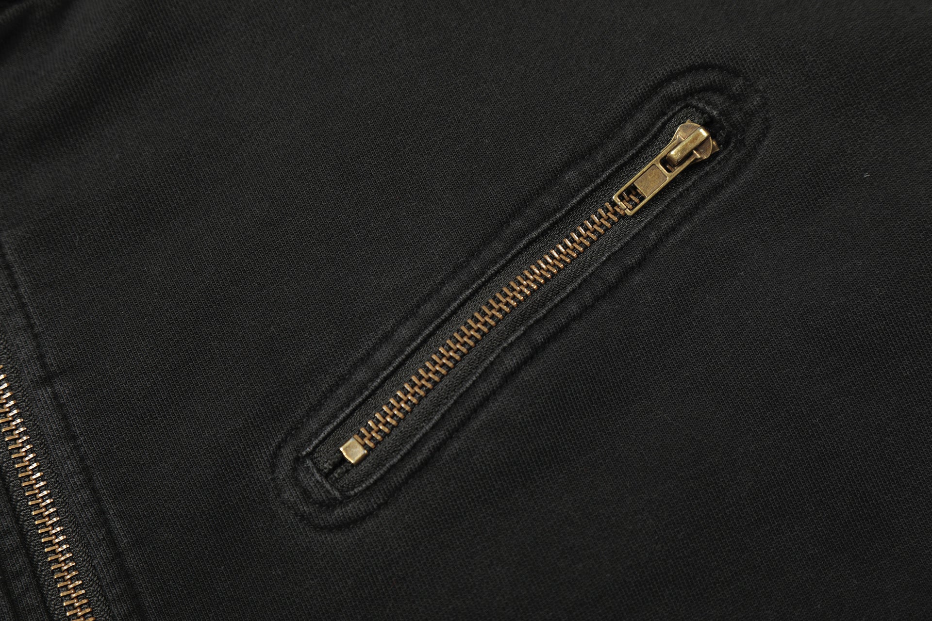 Jacke im Moto-Stil – Verwaschenes Distressed-Schwarz mit goldfarbenen Details