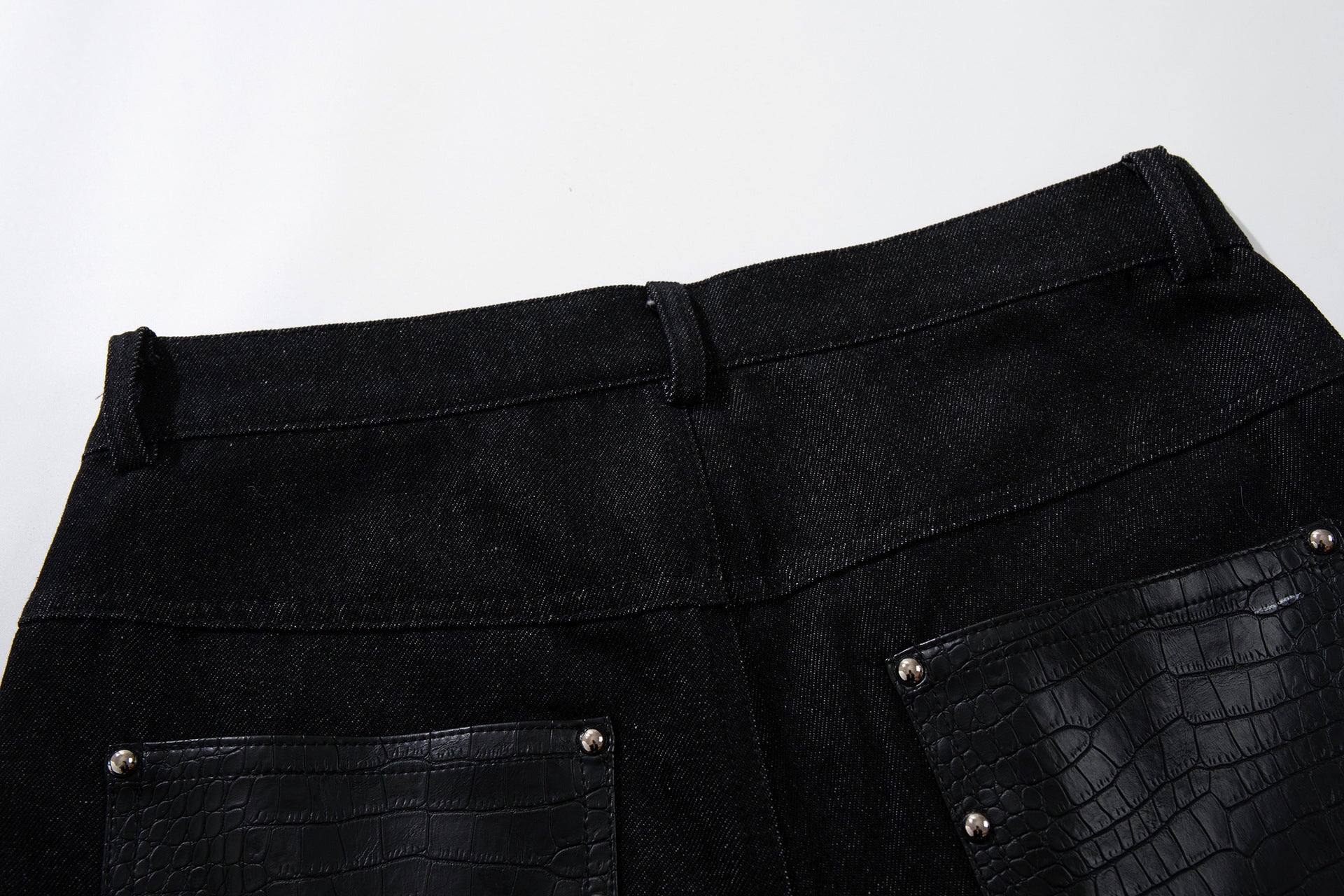 Jean taille haute baggy – Denim noir large avec empiècements effet croco et détails argentés