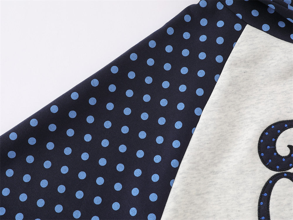 Sweat à capuche raglan colorblock à pois avec écusson brodé à lettrage