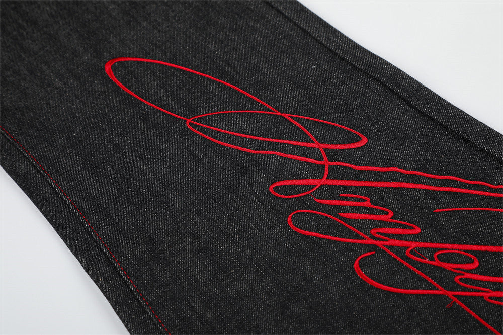 Jean à jambes larges – Denim noir avec surpiqûres rouges contrastantes et broderie script