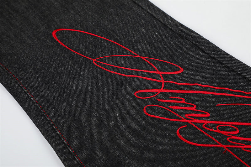 Jean à jambes larges – Denim noir avec surpiqûres rouges contrastantes et broderie script