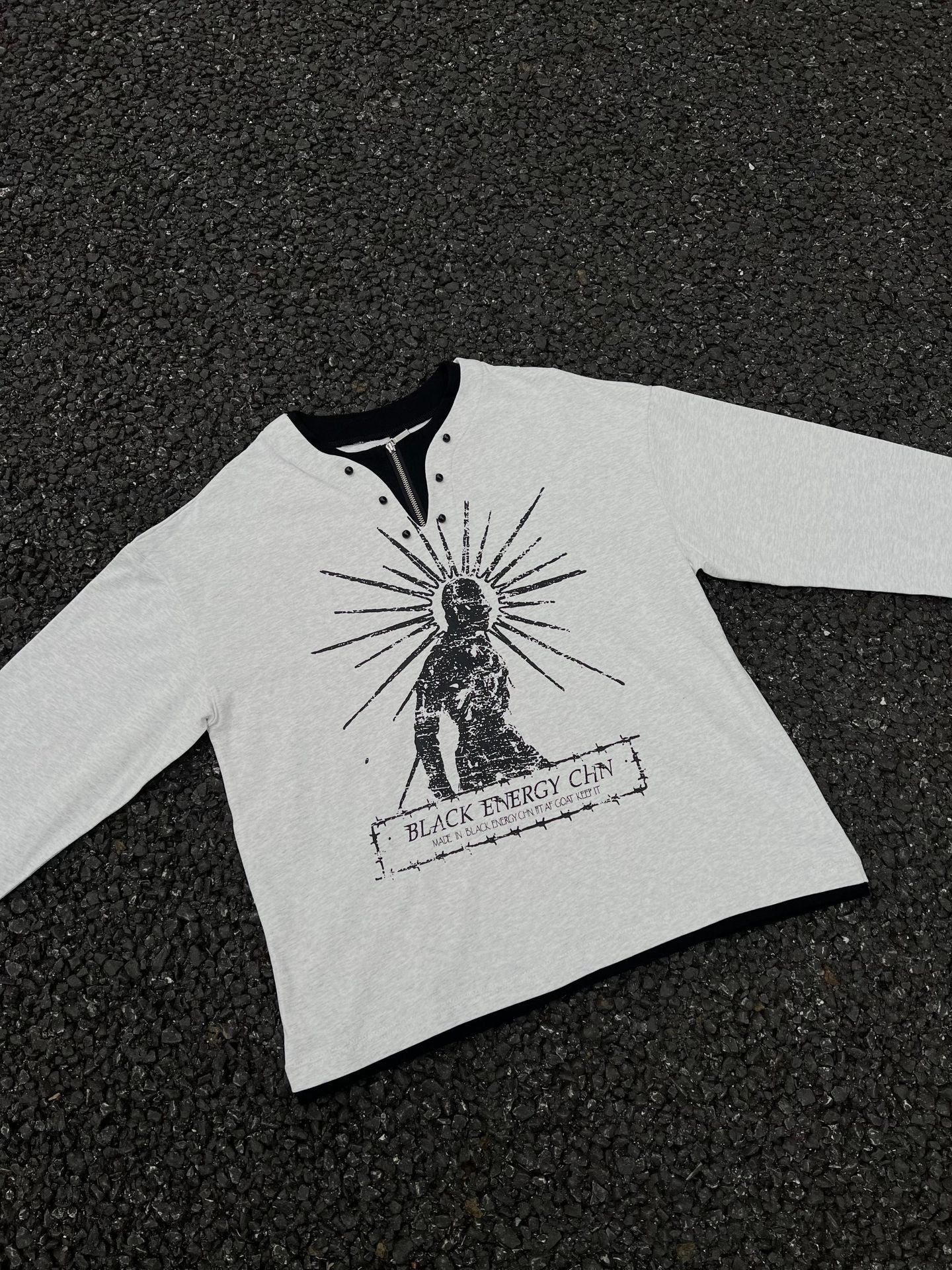 T-shirt graphique manches longues avec col zippé à rivets – Imprimé Black Energy CHN